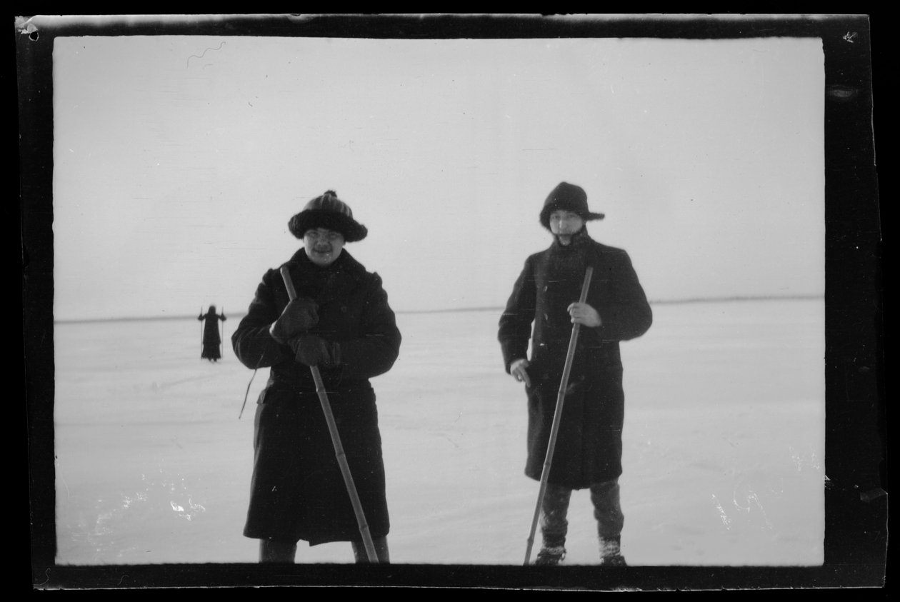 Arne Homén i Guido Simberg na nartach na lodzie autorstwa Hugo Simberg