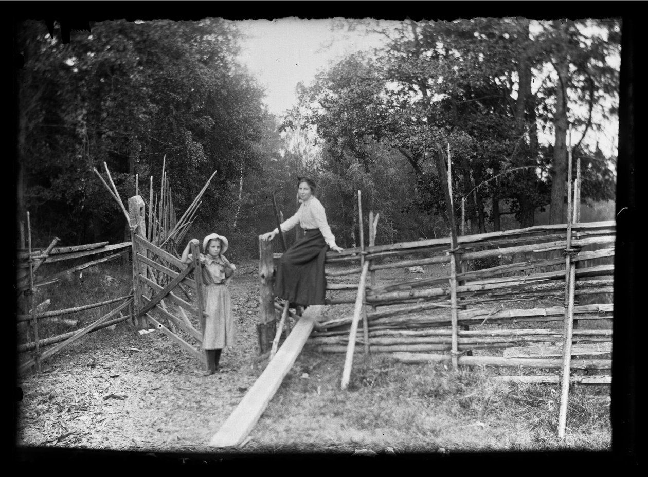 Lilli i Elsa Simberg na werandzie przy drodze Niskapohja autorstwa Hugo Simberg