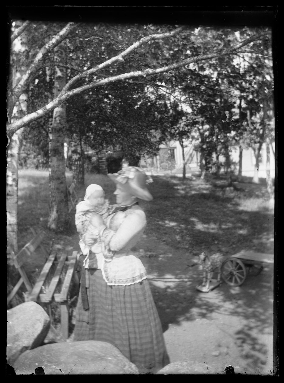 Lilli i Laine Simberg w parku autorstwa Hugo Simberg