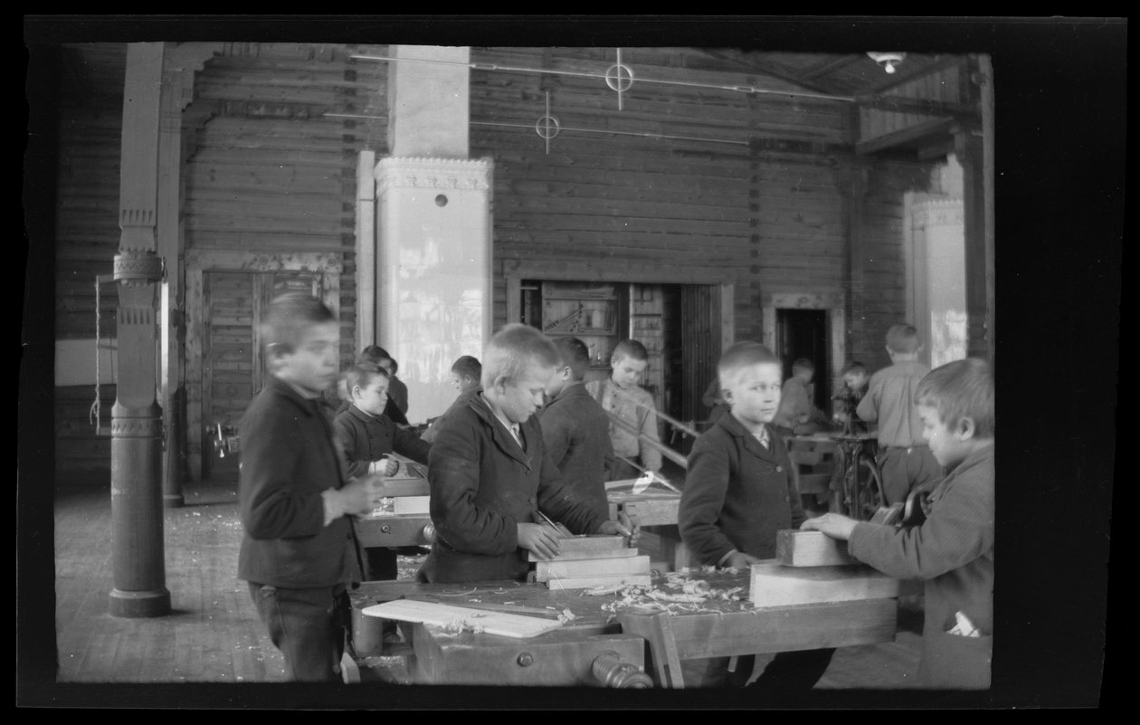Prawdopodobnie sala rzeźb w szkole podstawowej Kymintehta. autorstwa Hugo Simberg