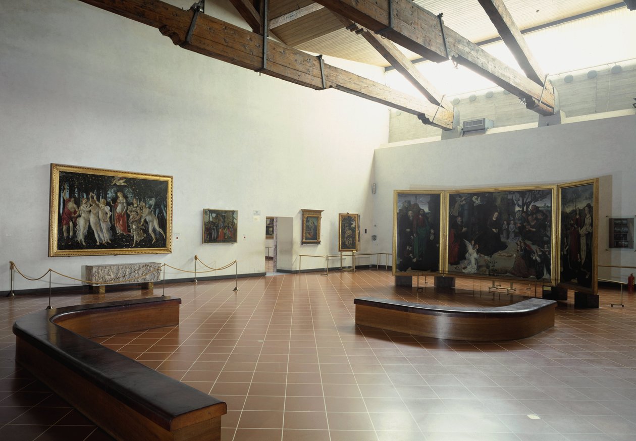 Sala muzealna prezentująca „Wiosnę” i „Adorację Trzech Króli” Botticellego oraz tryptyk Portinari autorstwa Hugo van der Goes