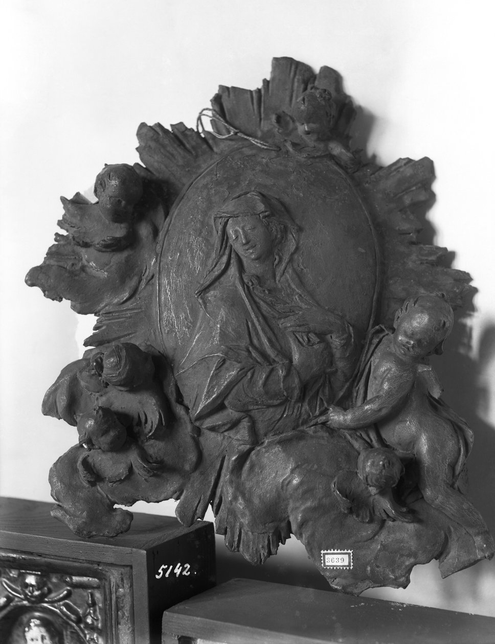 Medalion przedstawiający Madonnę z aniołami, ok.1746 (brąz) autorstwa Ignaz  Gunther