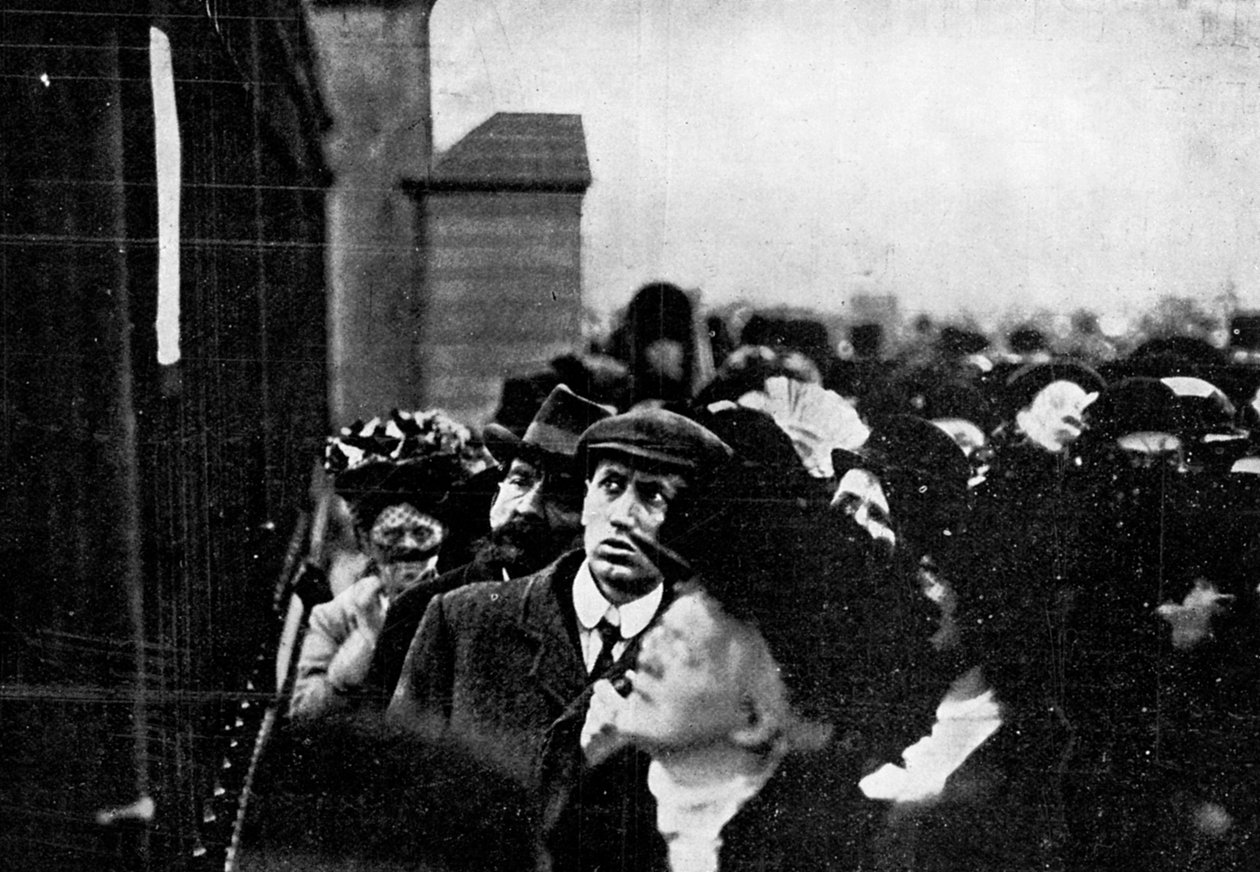 Oficjalne zawiadomienie o śmierci króla Edwarda wysłane przed Pałacem Buckingham, 1910. autorstwa Illustrations Bureau