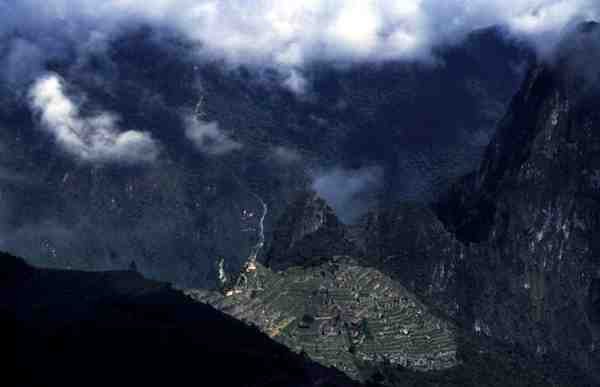 Widok ogólny cytadeli w Machu Picchu (zdjęcie) autorstwa Incan Incan