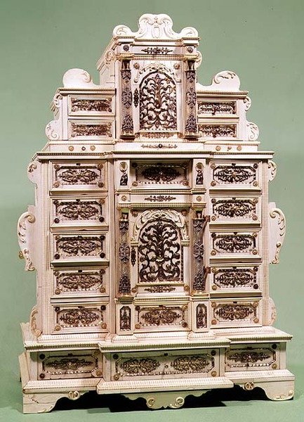 Szafka z szufladami inkrustowanymi złotem, srebrem i perłami, ok. 1670 (rzeźbiona kość słoniowa) autorstwa Indian School