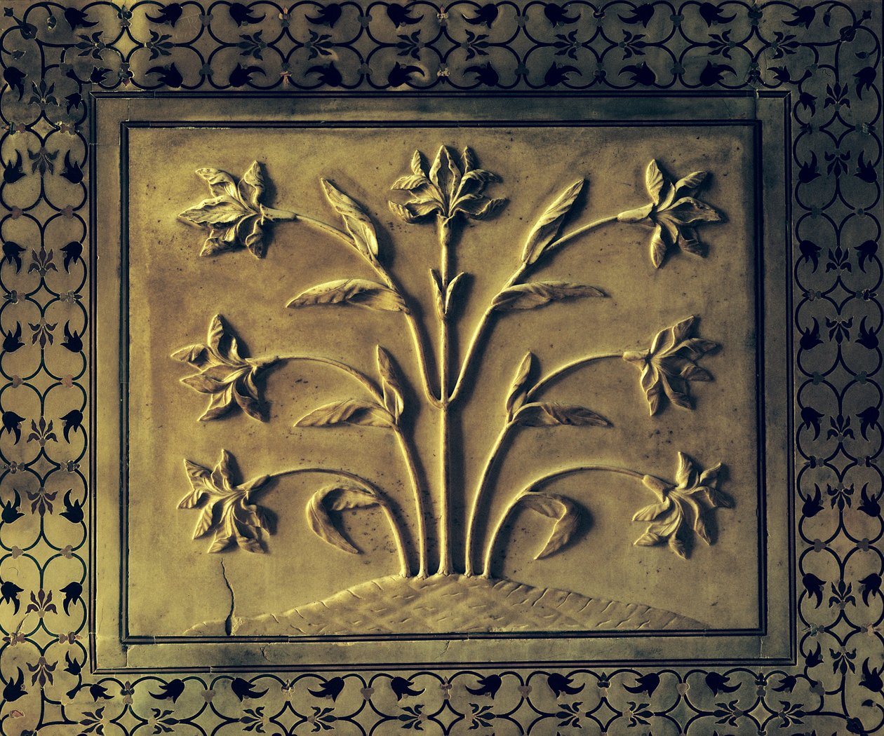 Kwitnąca roślina, fragment płyciny z kolistej galerii, 1631-41 (marmur) autorstwa Indian School
