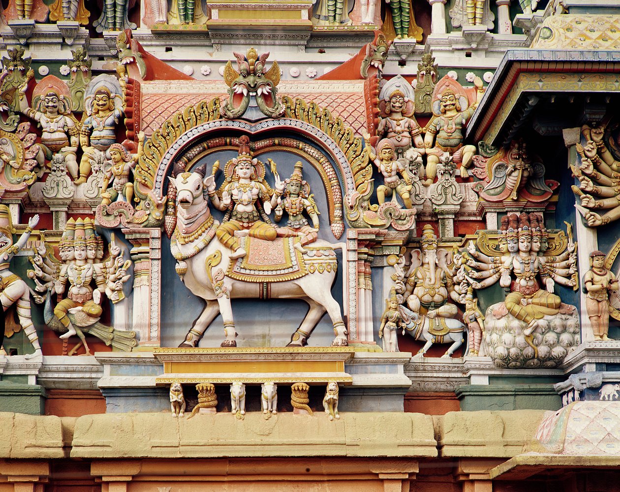Relief przedstawiający Śiwę i Parwati jadących na Nandi (malowany kamień) autorstwa Indian School