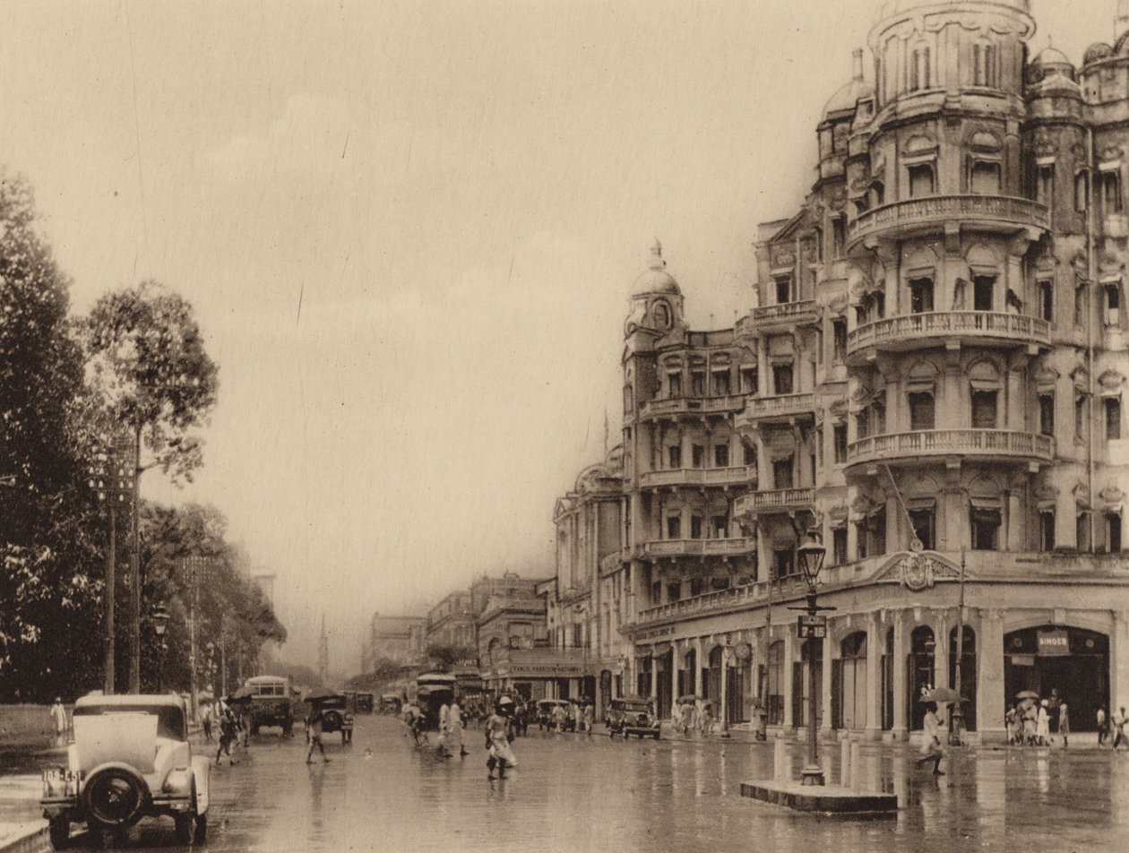 Esplanade Mansions i Government Place East z widokiem na Old Court House Street (zdjęcie czarno-białe) autorstwa Indian photographer