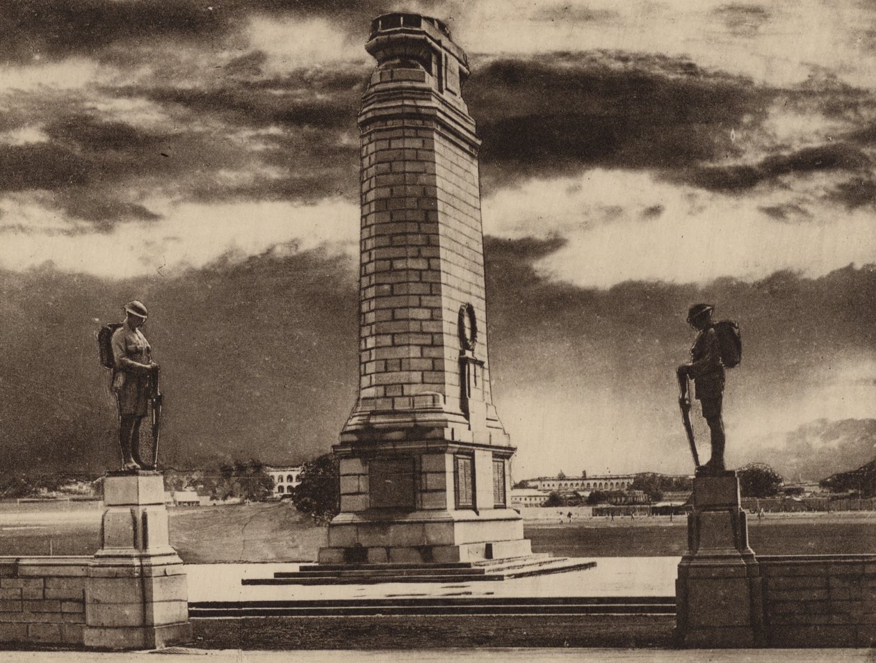 Cenotaf z Fortem William w tle po drugiej stronie Majdanu (zdjęcie czarno-białe) autorstwa Indian photographer
