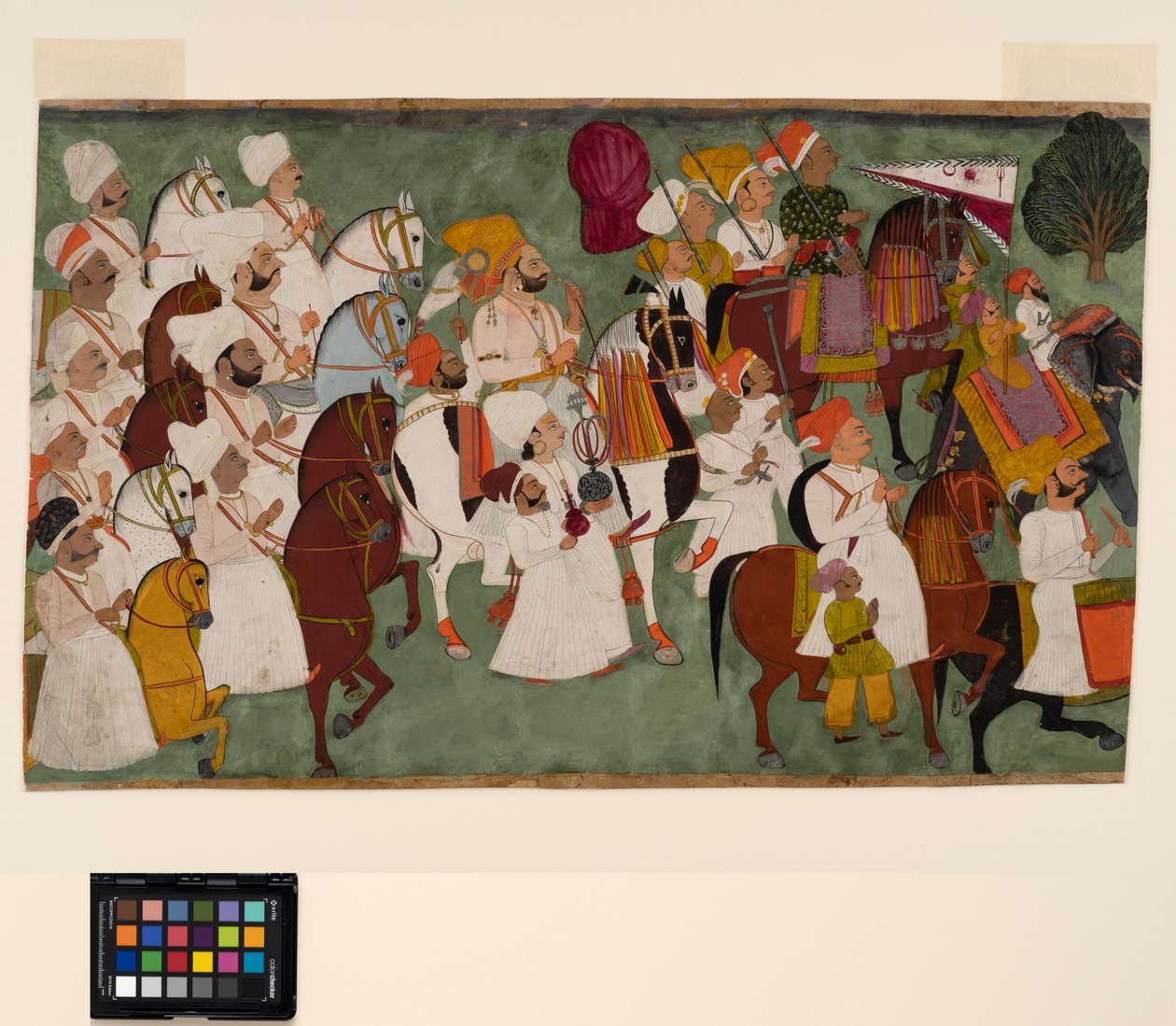 Akhi Singh jedzie ze swoją świtą, ok. 1750 (nieprzezroczysta akwarela i złoto na papierze) autorstwa Indian School