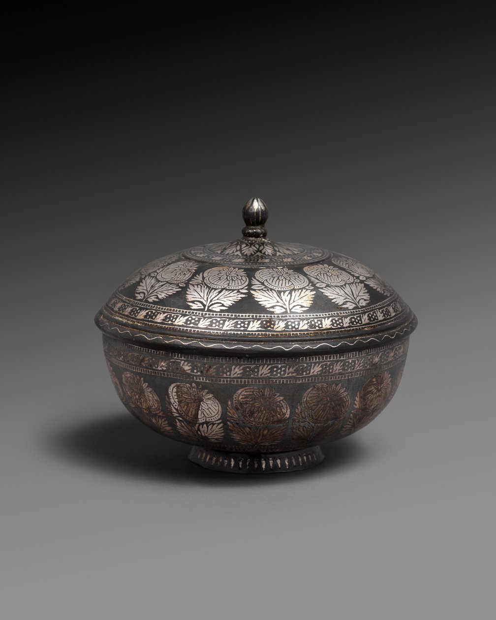 Misa i pokrywa ze stopu metali inkrustowane srebrem, każda z pasem naturalistycznych kwiatów, 1700-1899 autorstwa Indian School
