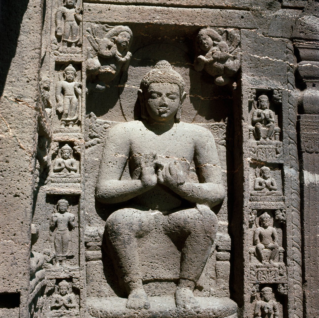 Budda, rzeźbiony posąg w jaskini 19 autorstwa Indian School