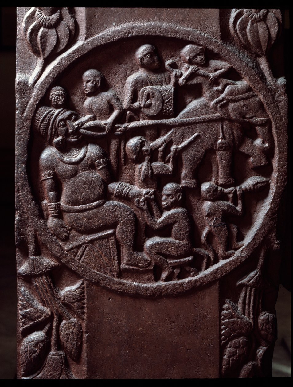 Buddyzm: „Małpy chwytają słonia i ciągną go, by wydobyć ząb olbrzyma. Szczegół stupa de Bharhut (Barhut, Barouth) Płaskorzeźba z czarnego kamienia, II w. p.n.e. (II w. p.n.e.) - Kalkuta, muzeum indyjskie autorstwa Indian School
