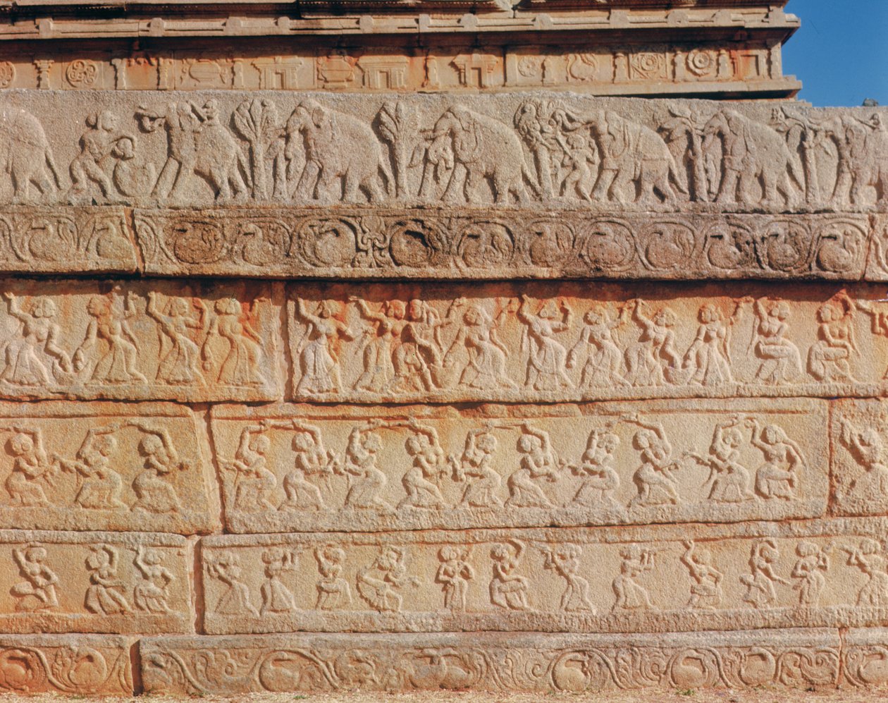Fragment ściany, przy Mahanavami Dibba (kamień) autorstwa Indian School