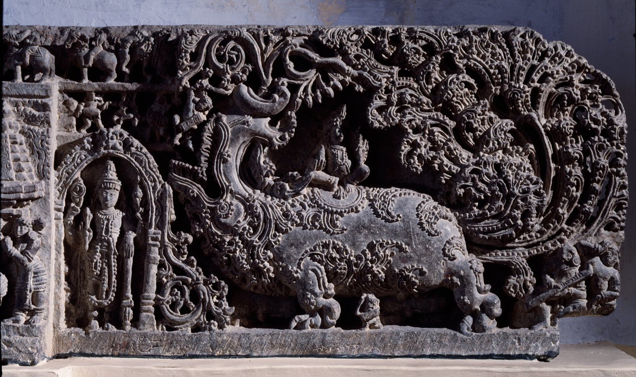 Hinduizm: „” Krishna lub Venugopala, mistrz fletowych krów””” Rzeźba z czarnego kamienia, prawa część (Krishna jako Venugopala) XII wiek (XII wiek) z Halebidu, Mysore - Kalkuta, muzeum indyjskie autorstwa Indian School