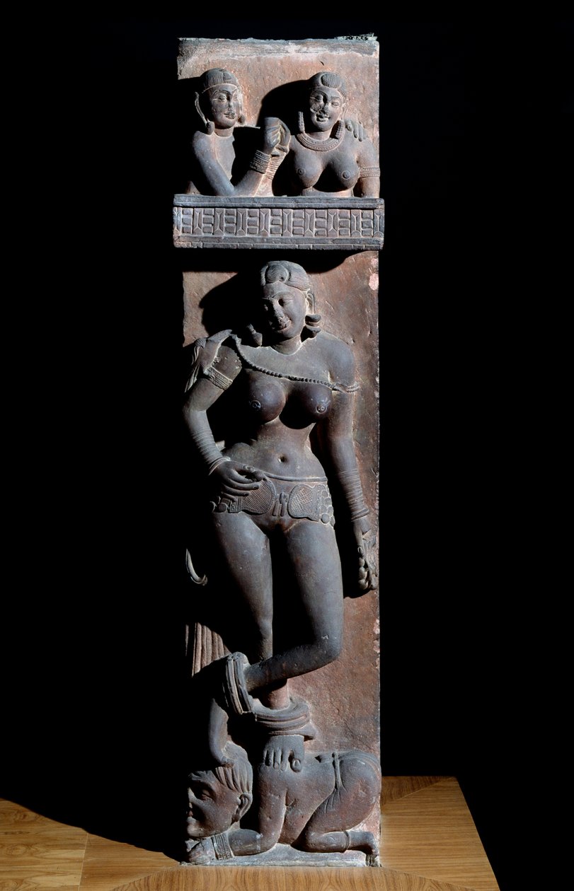 Hinduizm: przedstawienie ducha natury Yakshini (Yaksi) z papugą, stoi na karze - (Yaksi z papugą, stoi na karze) Rzeźba Mathury, gres (rzeźba Mathura, piaskowiec) II w. ( II wiek) Kalkuta, muza indyjska autorstwa Indian School