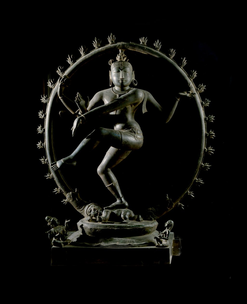 Hinduizm: przedstawienie boga Shiva Nataraja, boga tańca (Shiva Nataraja, władcy tańca) Rzeźba z brązu XII w. (XII w.) Kalkuta, muzeum indyjskie autorstwa Indian School