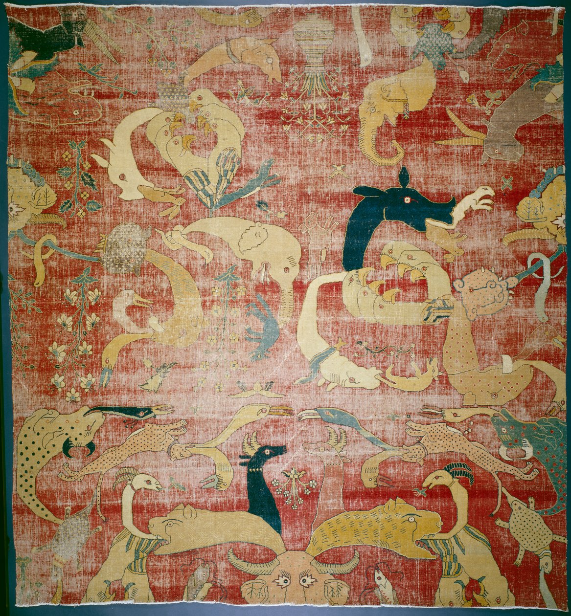 Fragment dywanu z fantastycznymi zwierzętami na czerwonej ziemi, Mogołów, ok. 158085 (włosie z bawełny i wełny) autorstwa Indian School