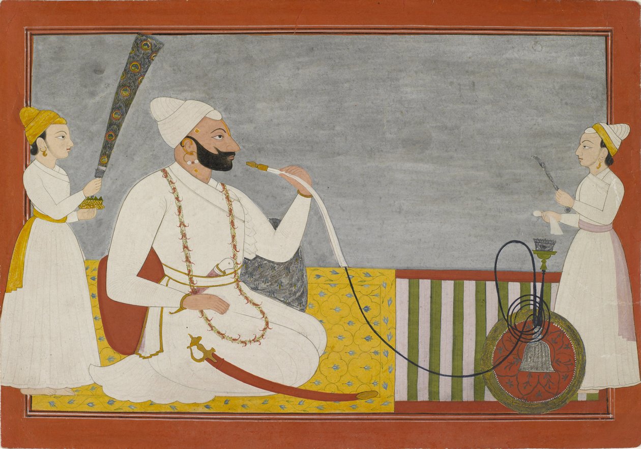 Raja Ajmat Dev of Mankot Smoking a Hookah, ok. 1730 (gwasz ze srebrem i złotem na papierze) autorstwa Indian School