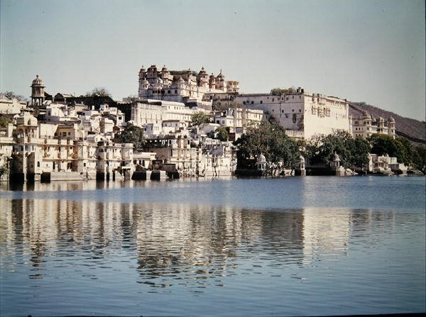 Widok na Pałac Miejski nad jeziorem Pichola autorstwa Indian School