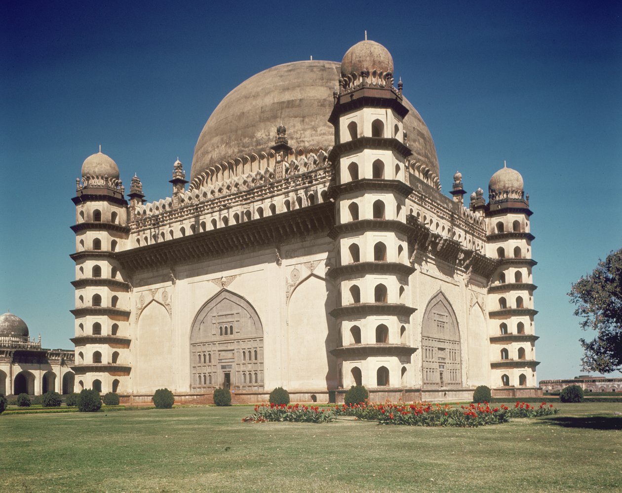 Widok na Gol Gumbaz, mauzoleum Mohammeda Adila Szacha II (1627-57) zbudowane w 1659 r. autorstwa Indian School