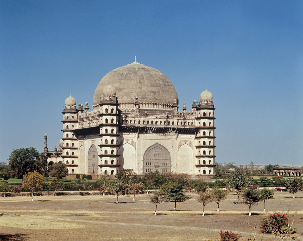 Widok na Gol Gumbaz, mauzoleum Mohammeda Adila Szacha II (1627-57) zbudowane w 1659 r. autorstwa Indian School