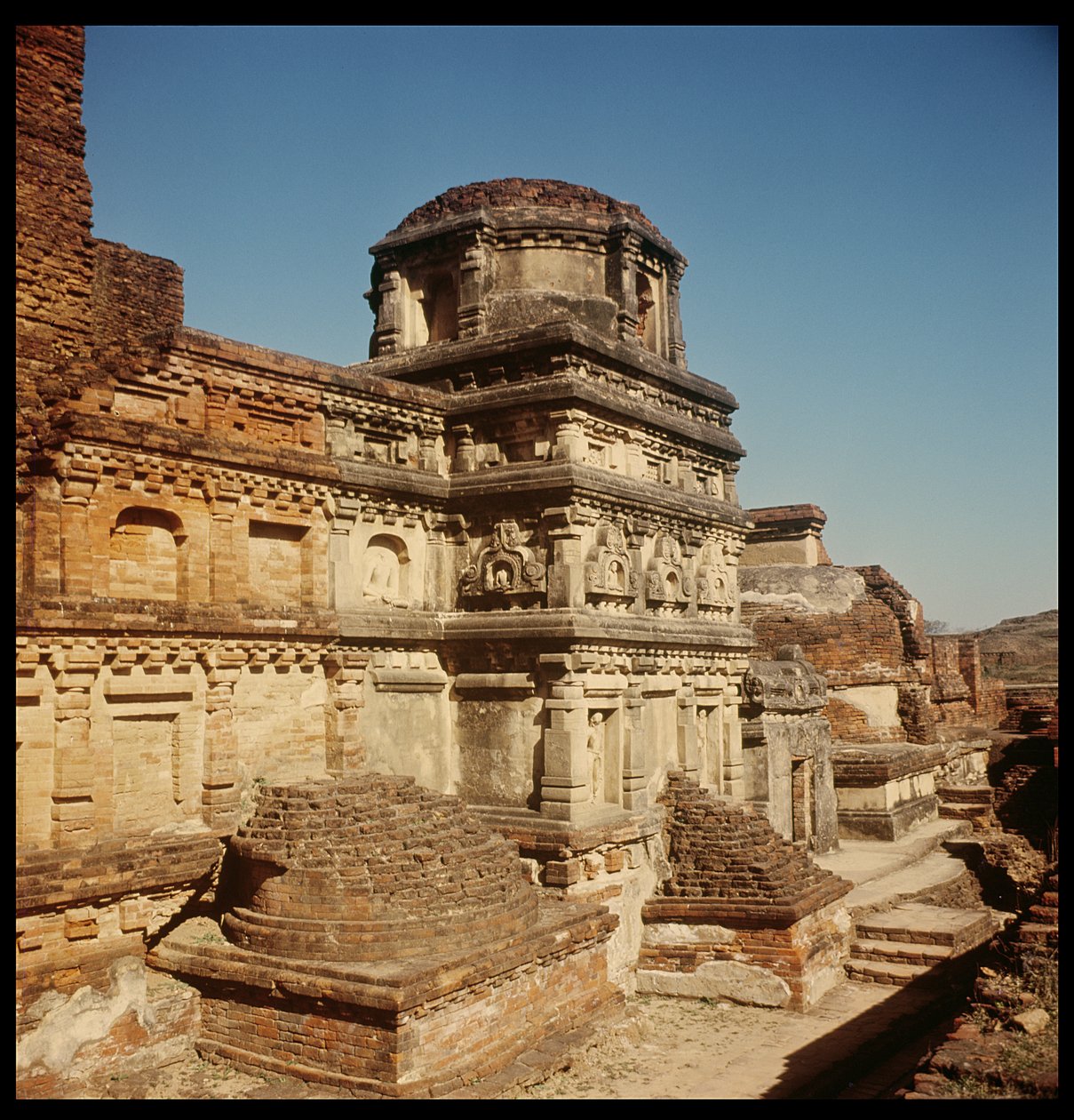 Stupa wotywna głównej świątyni Ośrodka III, 320-530 autorstwa Indian School