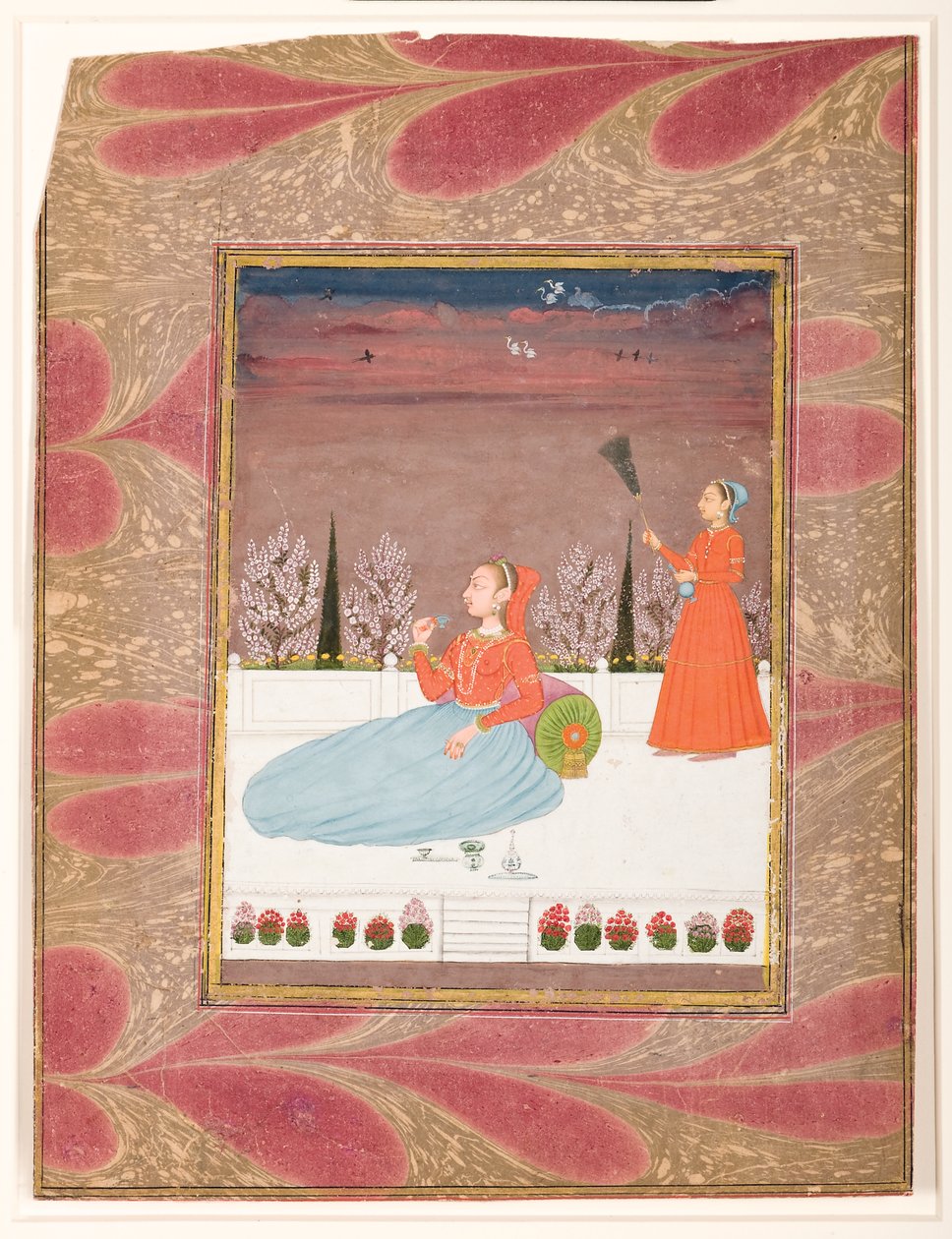 Kobieta siedząca na tarasie ze służącym z chauri, ok. 1735 (nieprzezroczysta toaleta i złoto na papierze) autorstwa Indian School