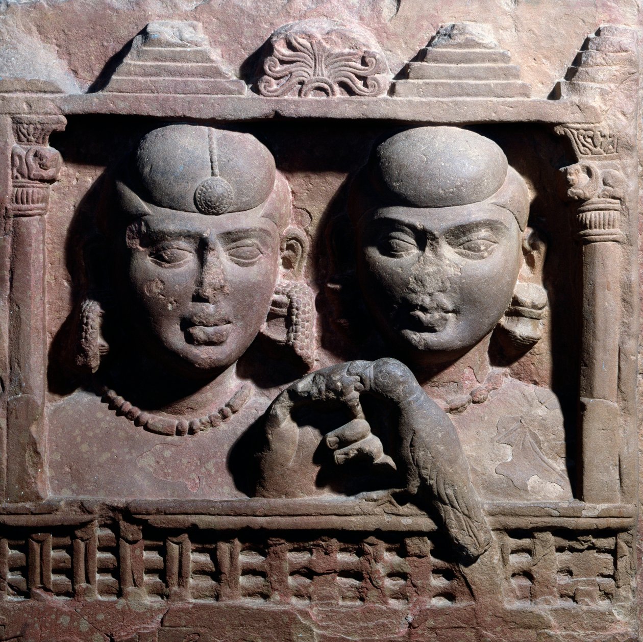 Yaksha i yakshini bawią się papugą (relief z czerwonego piaskowca) autorstwa Indian School