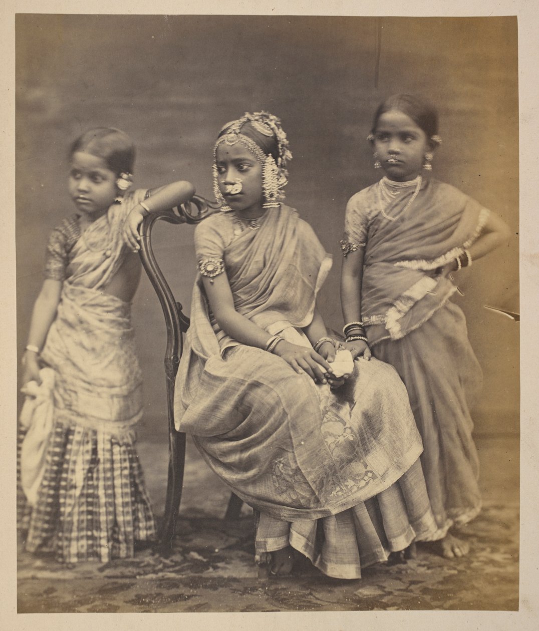 Grupa dzieci z Madrasu, pokazująca sposób noszenia biżuterii, ok. 1870 r. (zdjęcie w sepii) autorstwa Indian photographer