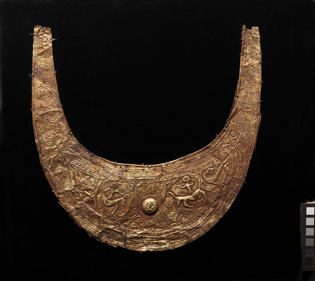 Ornament w kształcie półksiężyca (tobelo) autorstwa Indonesian School