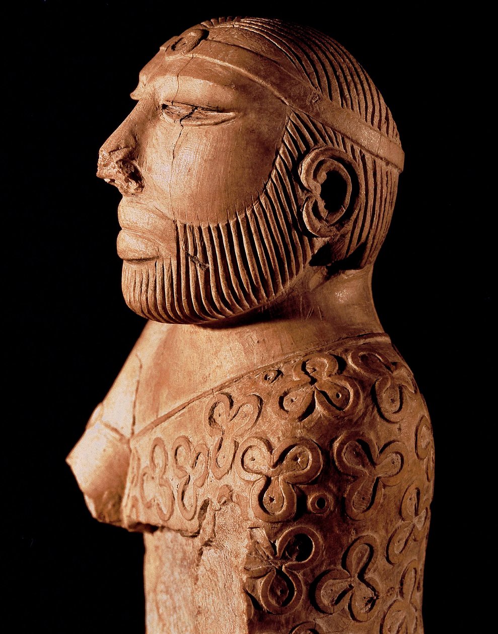 Cywilizacja Doliny Indusu: drewniane popiersie króla kapłana. Około 2000 pne. Ze strony internetowej Mohenjo-Daro w Pakistanie. Muzeum Narodowe Pakistanu, Karaczi. autorstwa Indus Valley Civilization