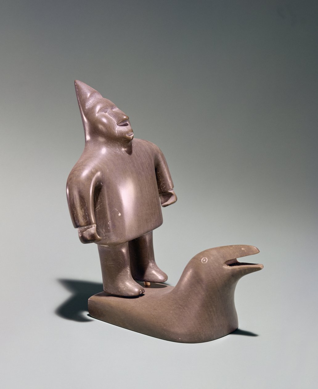 Postać mitologiczna stojąca na wielorybie, z Cape Dorset (steatyt) autorstwa Inuit School