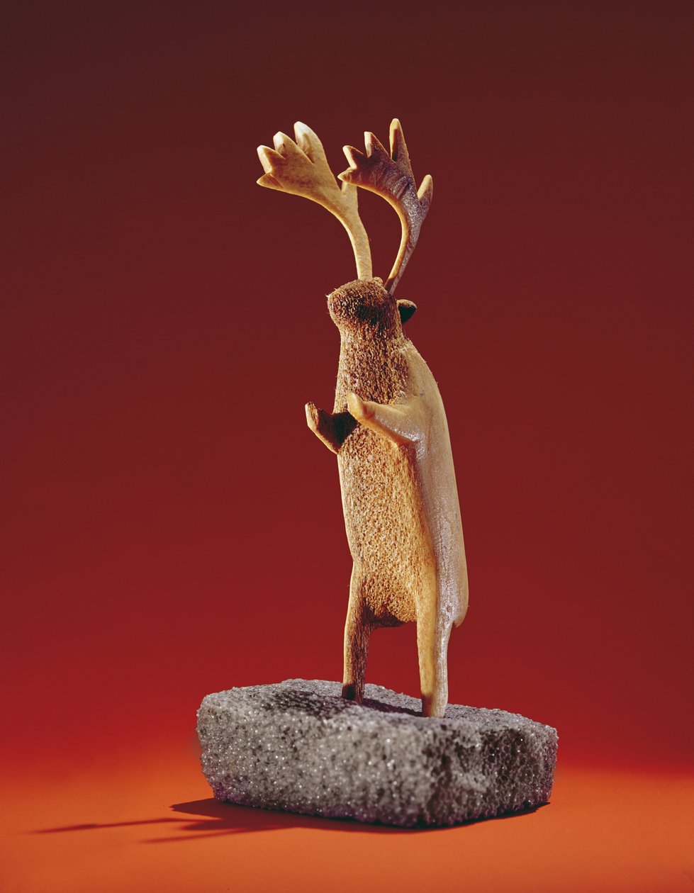 Renifer z Cape Dorset (fiszbiny) autorstwa Inuit School