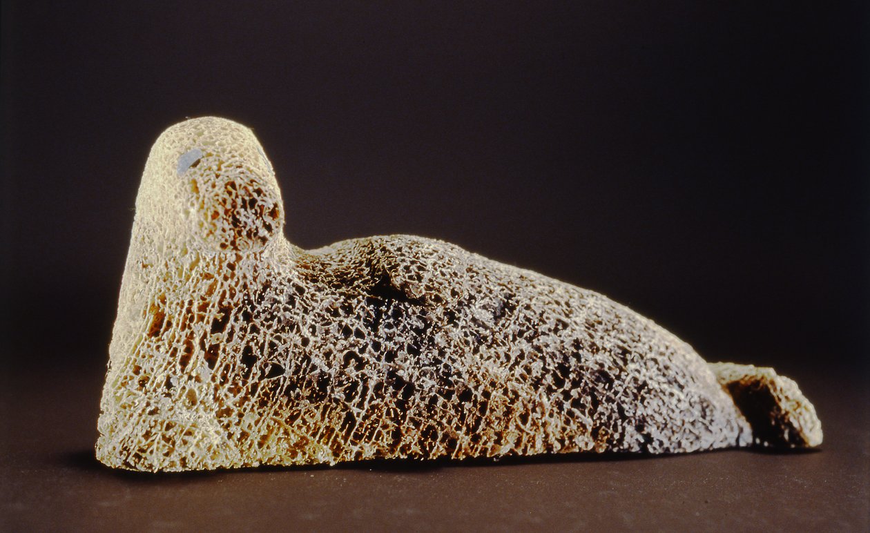 Foka z Cape Dorset (fiszbina) autorstwa Inuit School