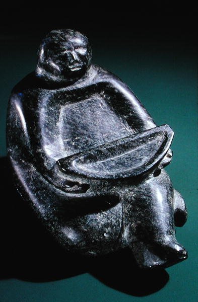 Figurka trzymająca miskę na ofiarę, z Cape Dorset (steatyt) autorstwa Inuit School