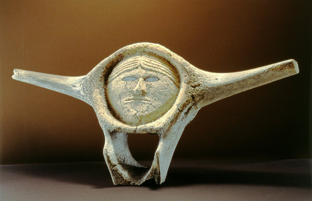 Głowa Janusa, z Cape Dorset (kręgi wielorybów) (szczegóły patrz 228681) autorstwa Inuit School