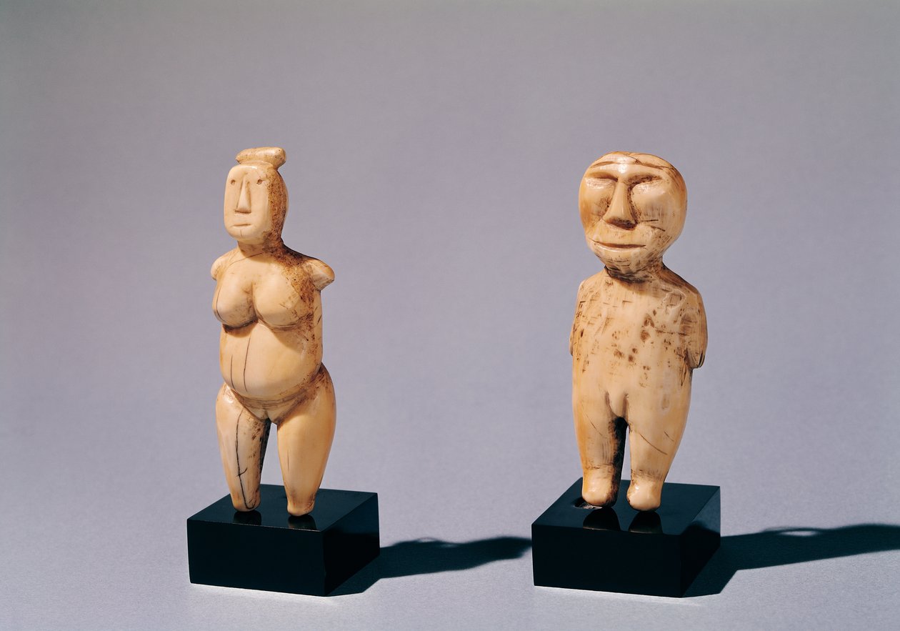 Dwie statuetki mężczyzny i kobiety z Cieśniny Beringa autorstwa Inuit School