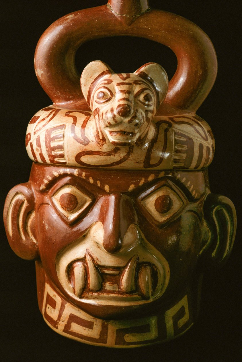 Ceramiczny artefakt z kłami znaleziony w El Brujo, odległym kompleksie ruin piramid Moche - kultury, która rządziła północnym wybrzeżem Peru od około 100 do 800 roku naszej ery. Kopiąc w dolinie Moche w 1899 roku, niemiecki archeolog Max Uhle był pierwszym autorstwa Ira Block