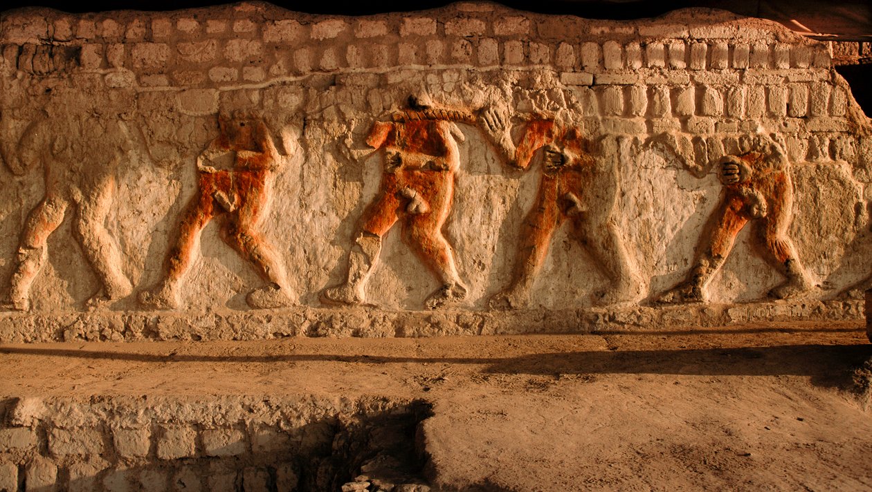 Fryz nagich więźniów Moche na ścianach Huaca Cao Viejo w El Brujo, odległym kompleksie ruin piramid Moche - kultury, która rządziła północnym wybrzeżem Peru od około A..... autorstwa Ira Block