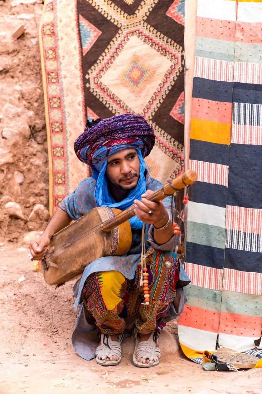Lokalny muzyk w ksarze Ait Benhaddou w Maroku, 2017 r. (zdjęcie ilustracyjne) autorstwa Ira Block