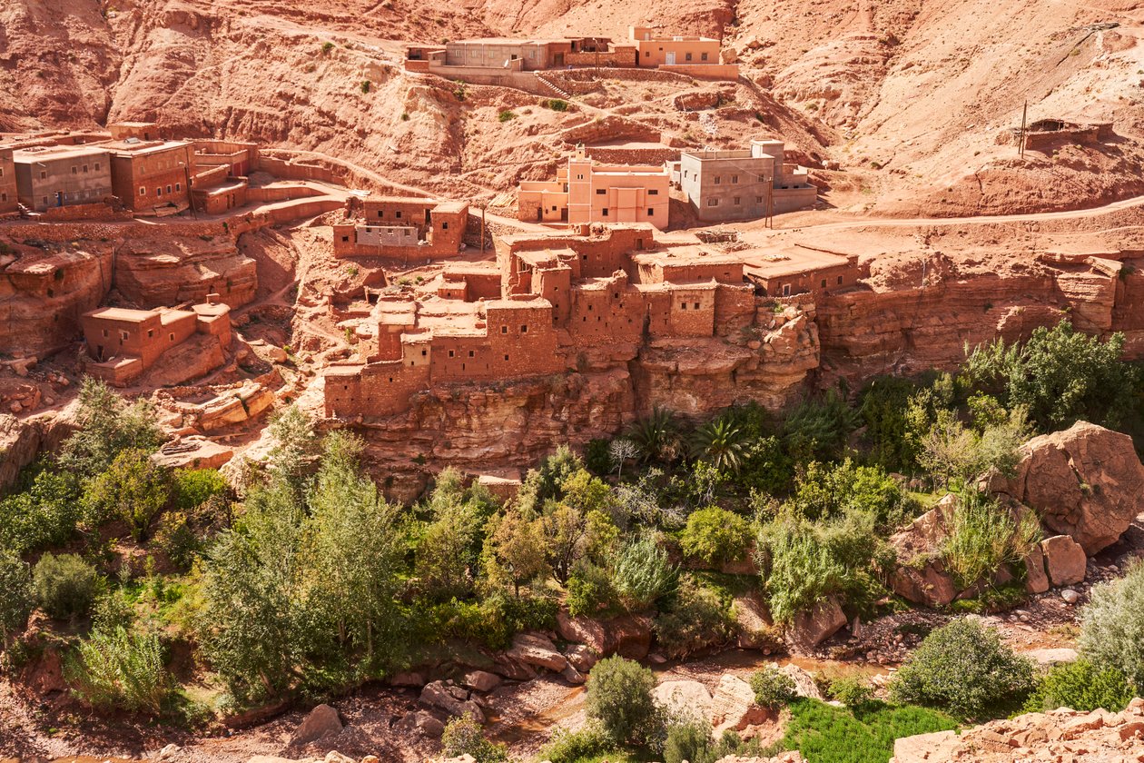 Scena miasta w drodze do Ait Benhaddou z Marrakeszu, Maroko, 2019 r. (zdjęcie ilustracyjne) autorstwa Ira Block