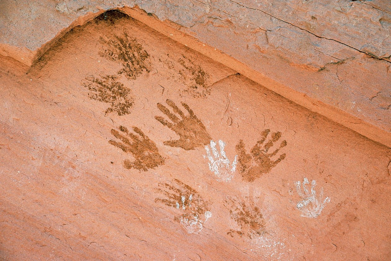 Odcisk dłoni Anasazi, starożytna sztuka naskalna znaleziona w Grand Gulch, Utah. autorstwa Ira Block