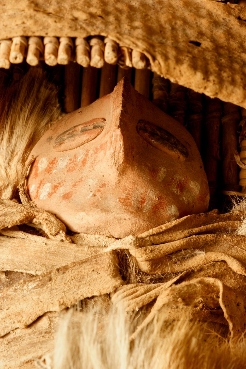 W Muzeum Prehistorycznym College of Eastern Utah w Price, Ut. znajduje się miniaturowa kołyska Fremonta z ceramiczną figurką znalezioną w latach 30. w rejonie Capitol Reef. autorstwa Ira Block