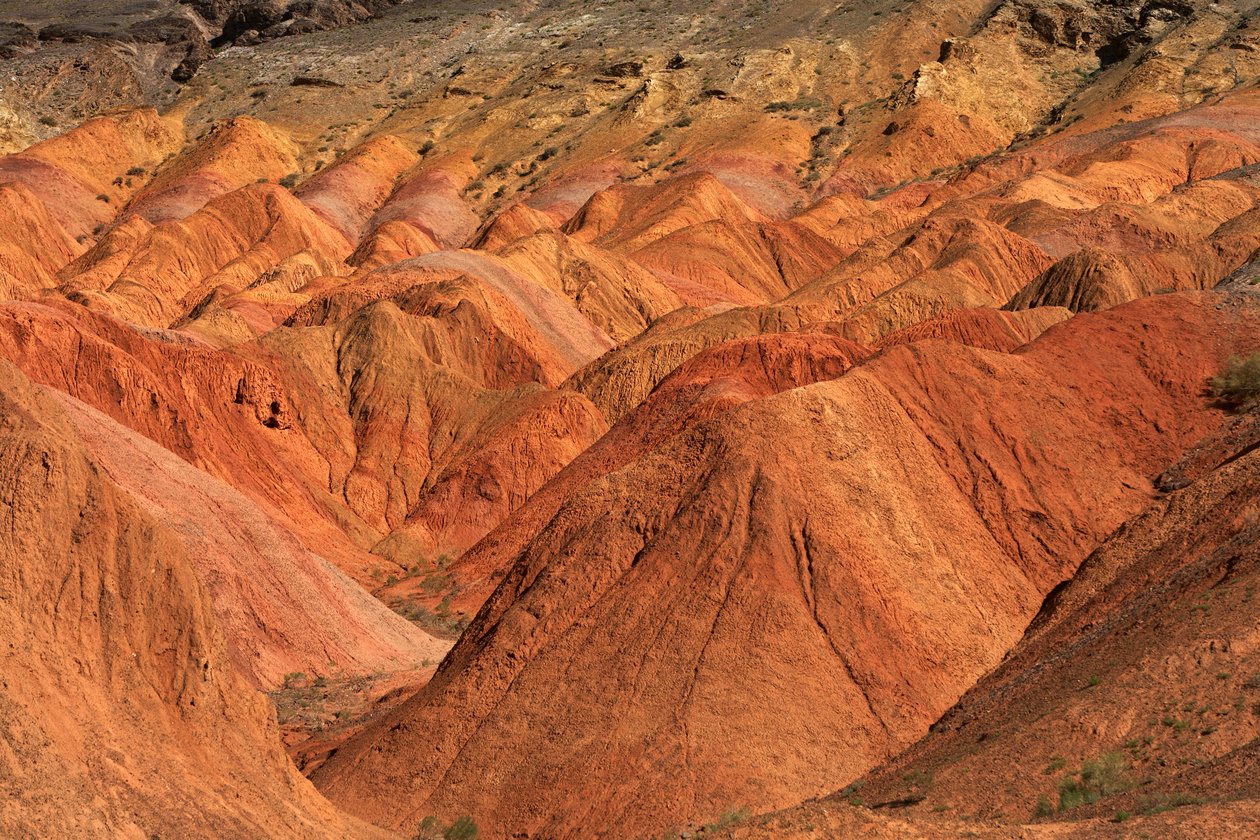 Kolorowe skały w pobliżu kempingu Wu Cai Wan na pustyni Gobi, Xinjiang,..., 2007 (zdjęcie) autorstwa Ira Block