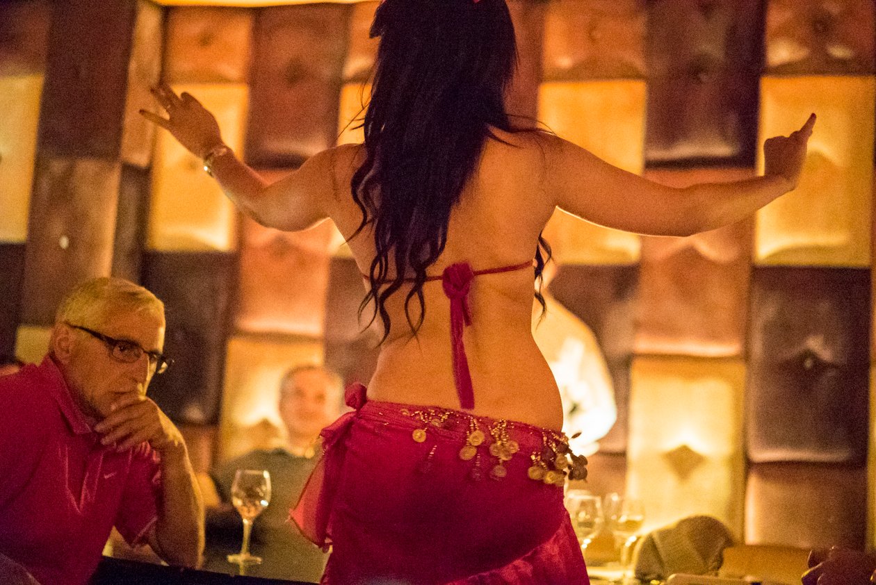 Tancerki brzucha w restauracji Comptoir Darna w Marrakeszu, Maroko, 2014 r. (zdjęcie ilustracyjne) autorstwa Ira Block