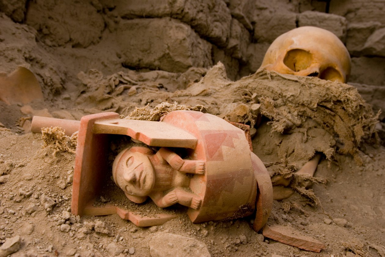 Kości kobiety poświęcają ceramikę mężczyzny siedzącego pod dachem, 2005 (zdjęcie) autorstwa Ira Block