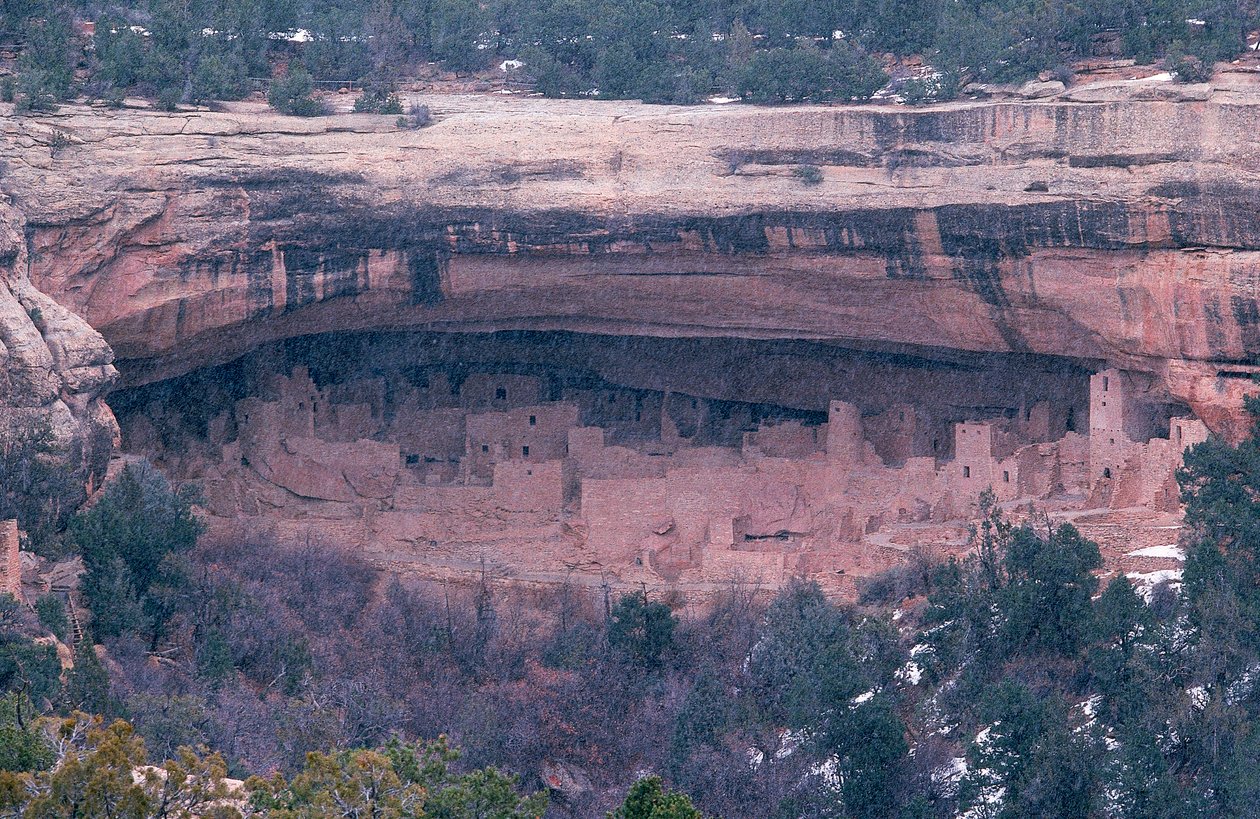 Cliff Palace w Parku Narodowym Mesa Verde znajduje się w południowo-zachodniej części... autorstwa Ira Block