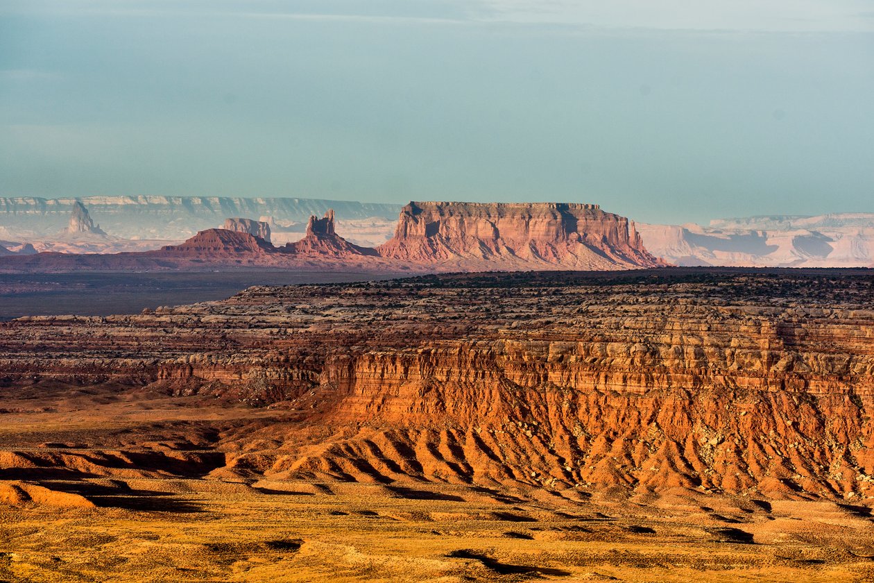Z parku stanowego Gooseneck, Utah, patrząc na Monument Valley, 2012 (zdjęcie) autorstwa Ira Block