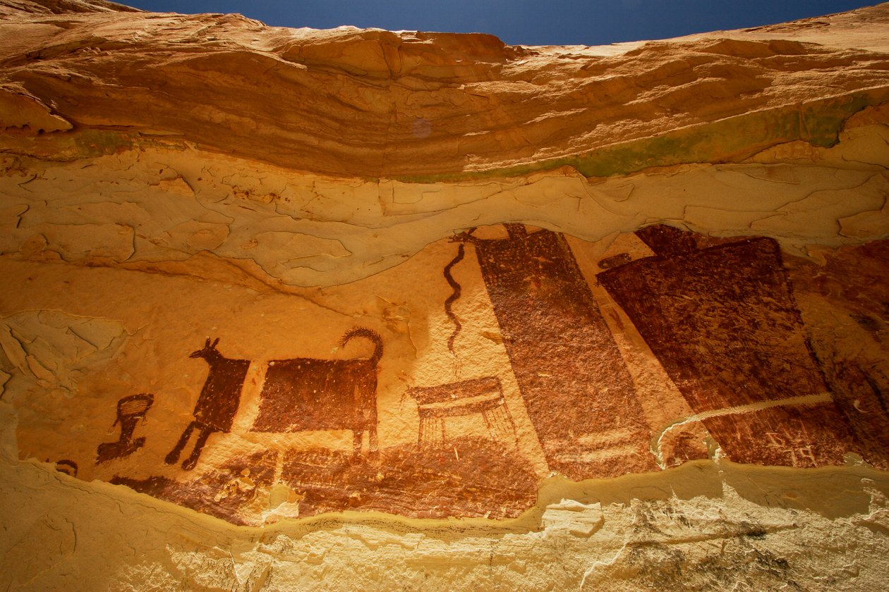 W Temple Mountain Wash niedaleko Hanksville, Utah. Petroglify w stylu Barrier Canyon, 2005 (zdjęcie) autorstwa Ira Block